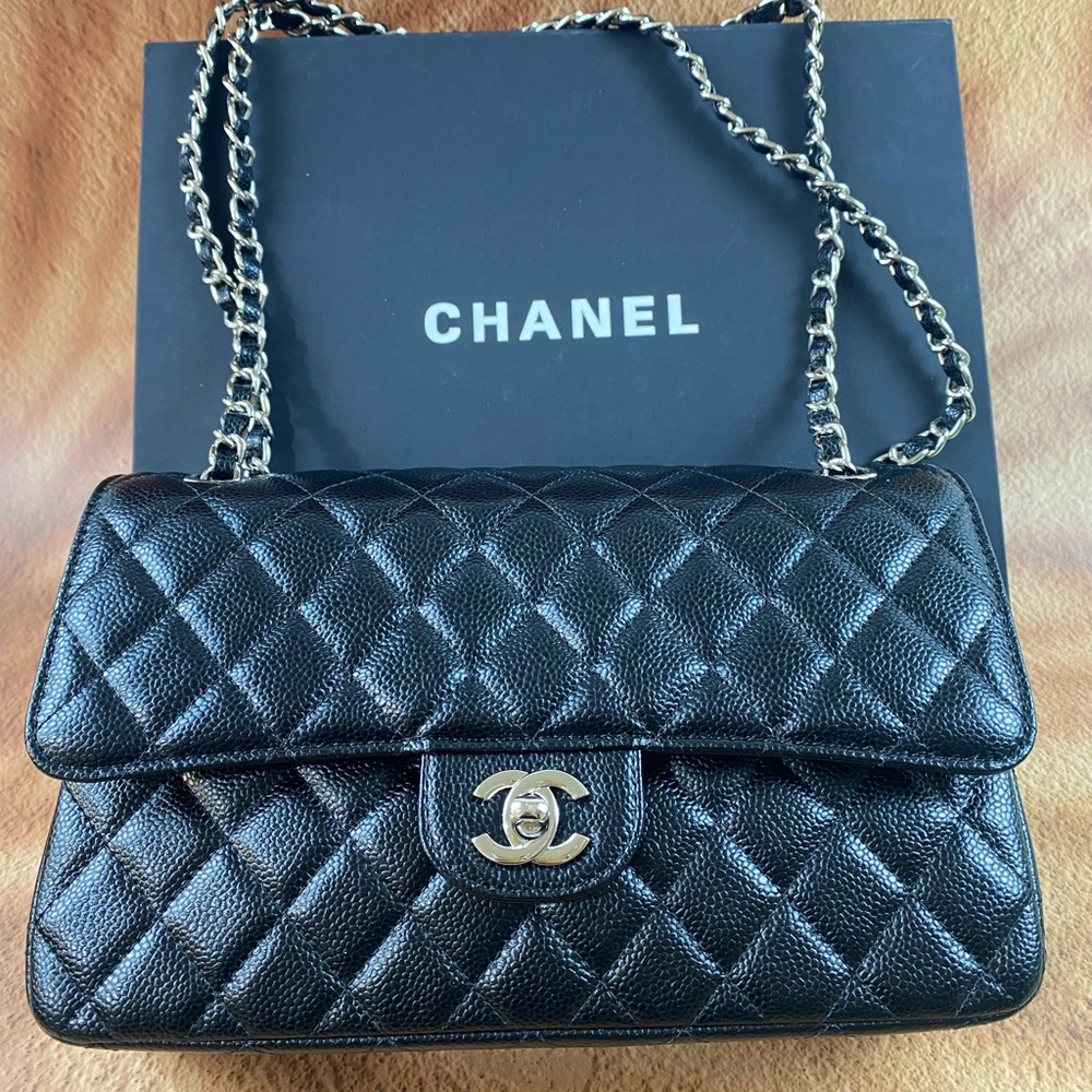 CHANEL Black Quilted Leather Shoulder Bag with Gold Chain